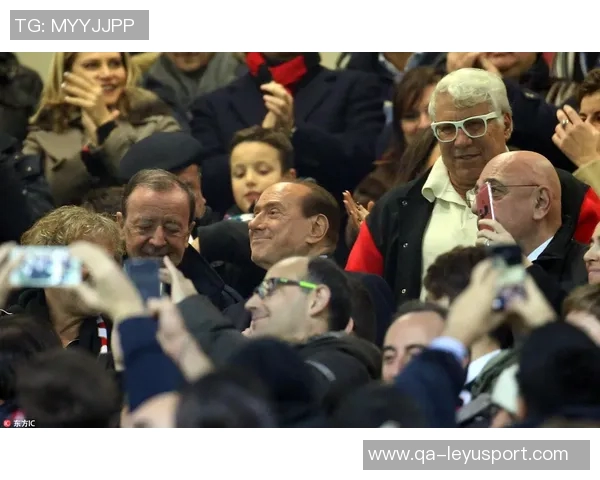 布斯克茨携妻儿共庆退役仪式迈阿密球迷齐聚致敬 布斯克茨携妻儿共庆退役仪式迈阿密球迷齐聚致敬