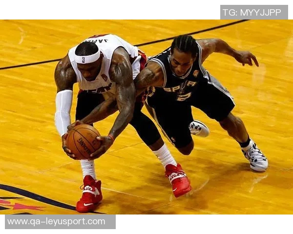 管子煜在对阵马刺的比赛中展现出突破勇气展现出优秀比赛气质