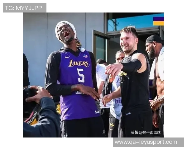 东契奇为湖人转播团队送车车上专属名牌彰显心意