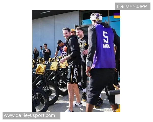 东契奇为湖人转播团队送车车上专属名牌彰显心意 东契奇为湖人转播团队送车车上专属名牌彰显心意